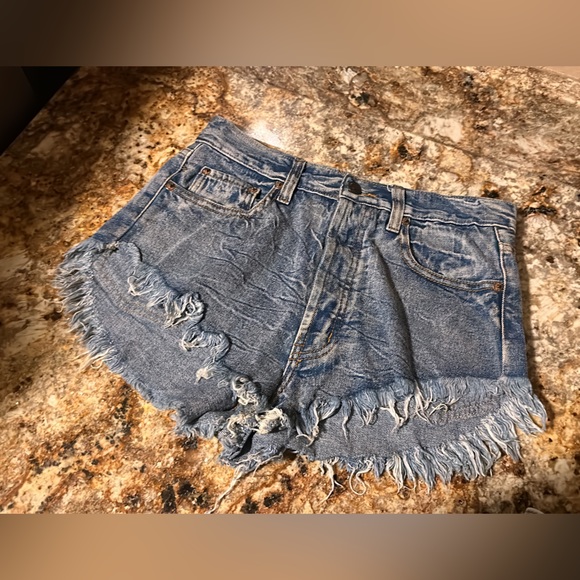 Signature 8 jean shorts from the buckle store in new like condition - Picture 2 of 3